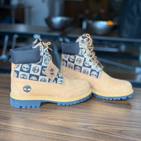 Almost New Timberland Guaranteed Waterproof Shoes Size  7 Small Flaw, No Box” - Picture 6 of 8